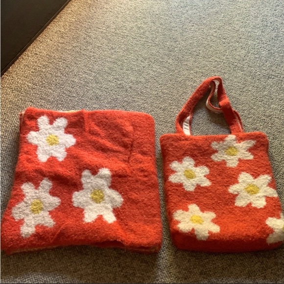 Free People Orange Daisy Tote with oversized Scarf - Picture 2 of 3